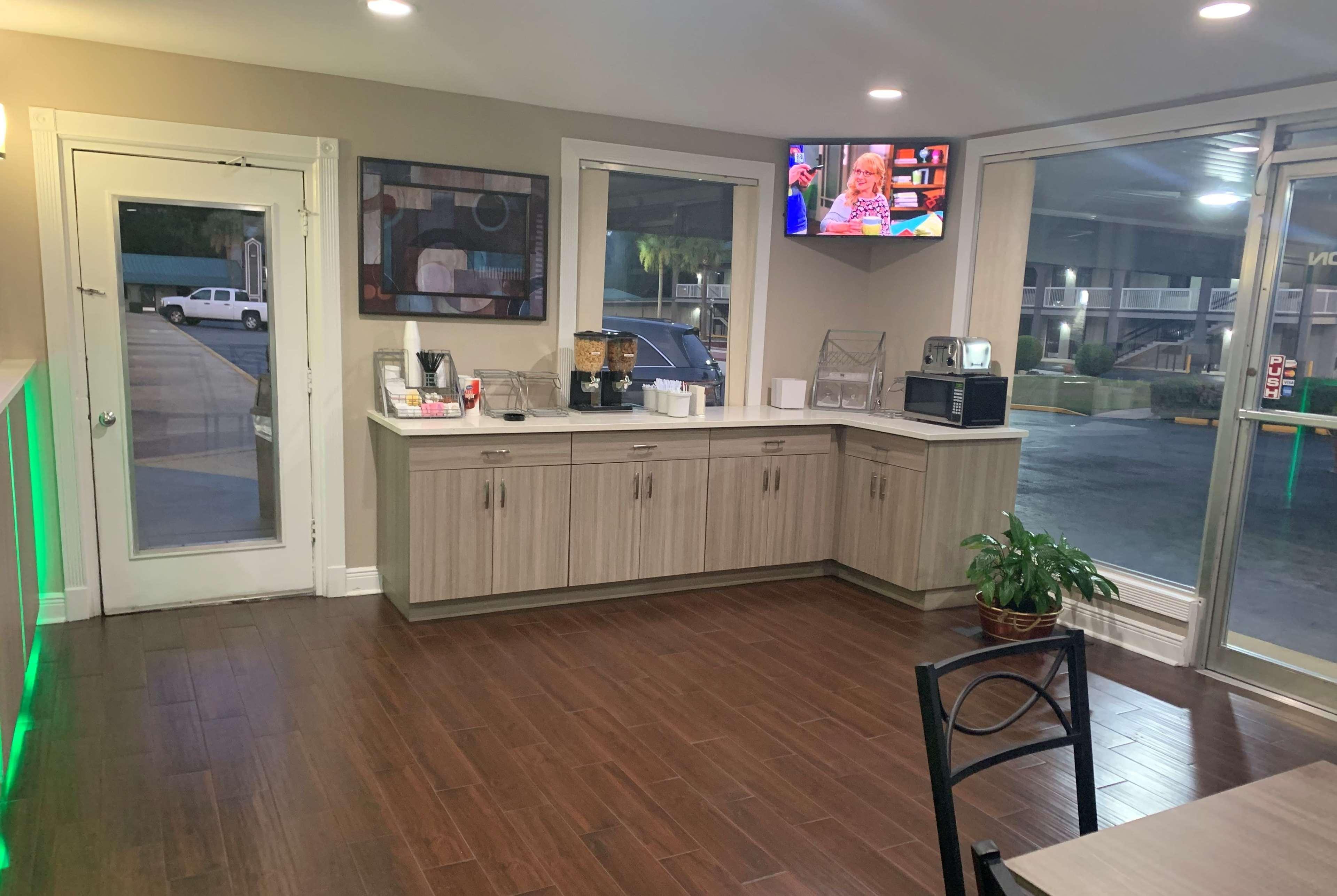 Super 8 By Wyndham Pensacola Nas Area Motel